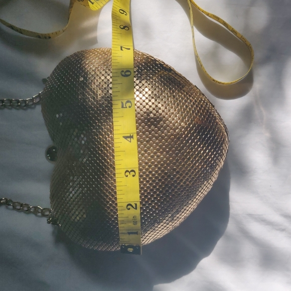 Gold, heart-shaped purse - Picture 5 of 11